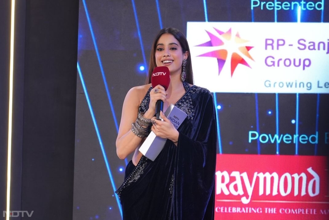 NDTV Indian of the Year 2025 समारोह में जाह्नवी कपूर को सम्&zwj;मानित किया गया है.