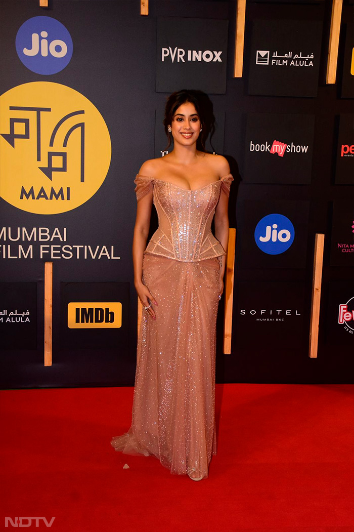 Janhvi Kapoor Shines At The MAMI Closing Ceremony