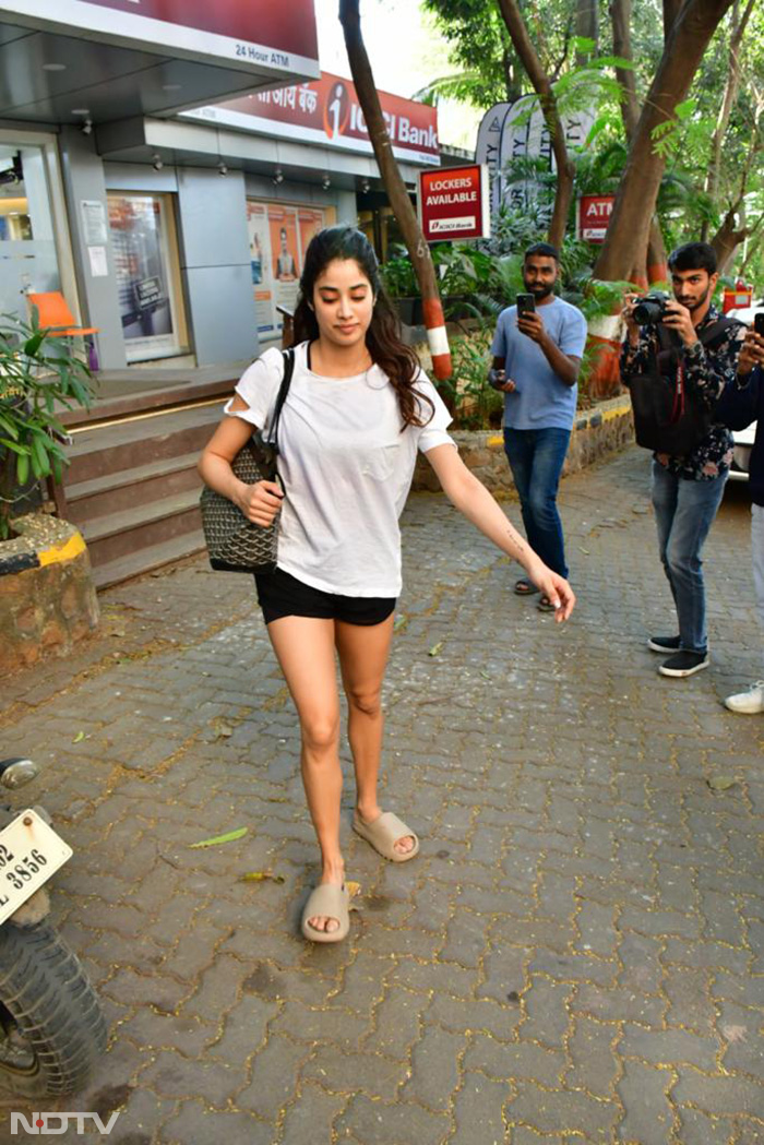 मुंबई में नज़र आईं जान्हवी कपूर, उर्वशी रौतेला और सोनल चौहान