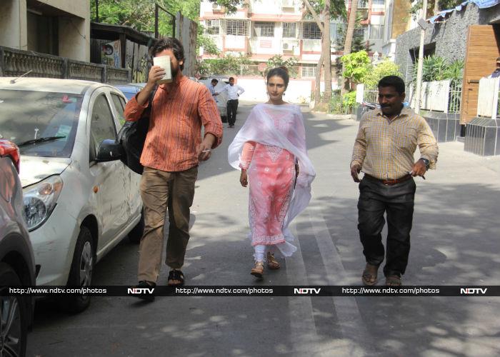 Headline: A Day With The Kapoors. Janhvi And Kareena in Mumbai
