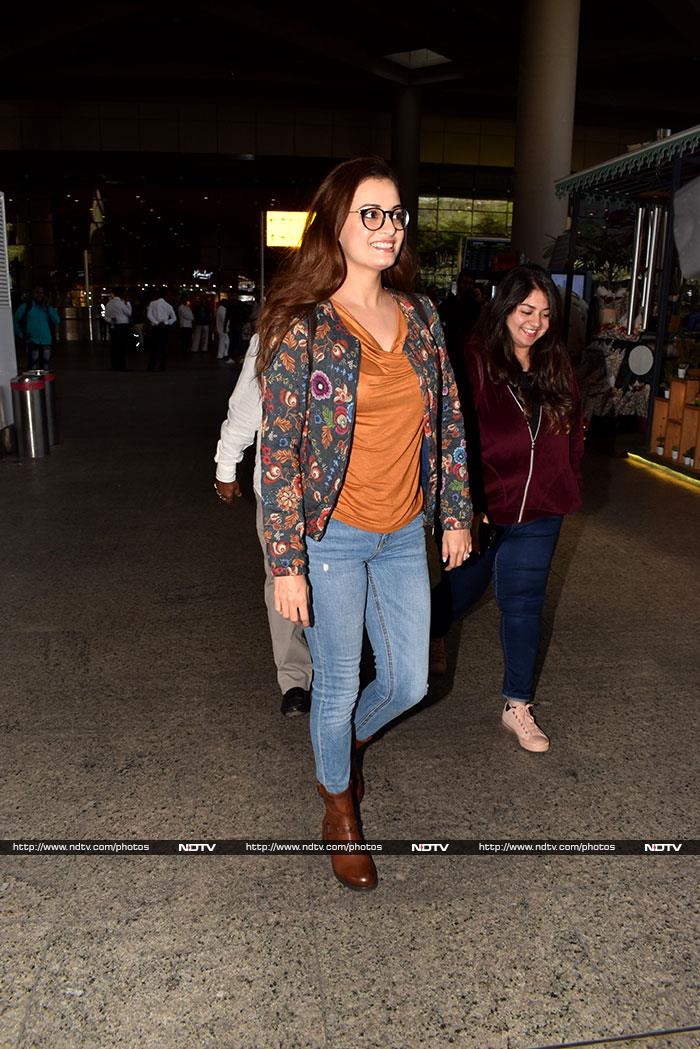 Dia Mirza looks so darn cute in her bespectacled look.