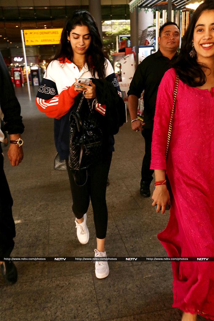 Janhvi was pretty in pink while Khushi opted to travel in comfortable athleisure.