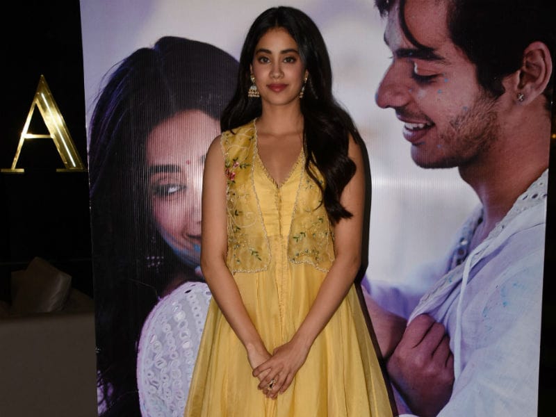 Photo : Janhvi Kapoor's Sunshine Outfit Will Definitely Brighten Up Your Day