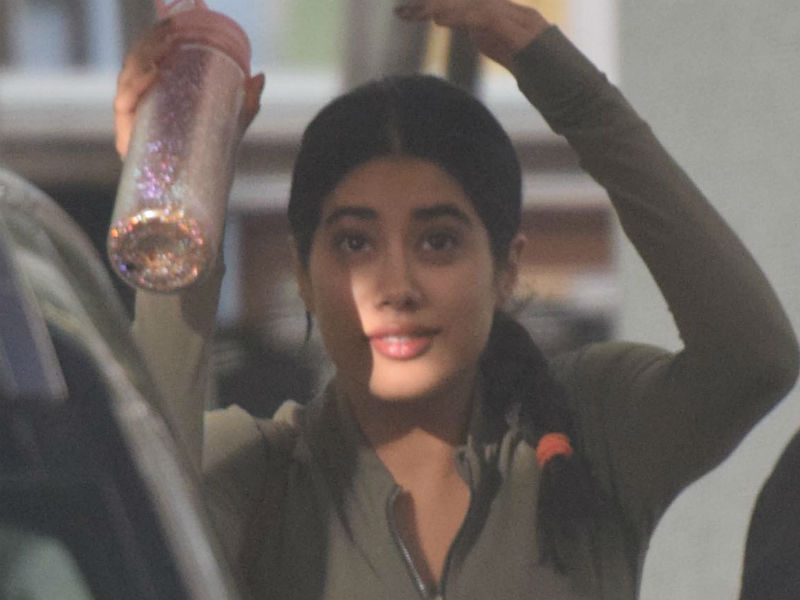 काम के दौरान जाह्नवी और ईशान