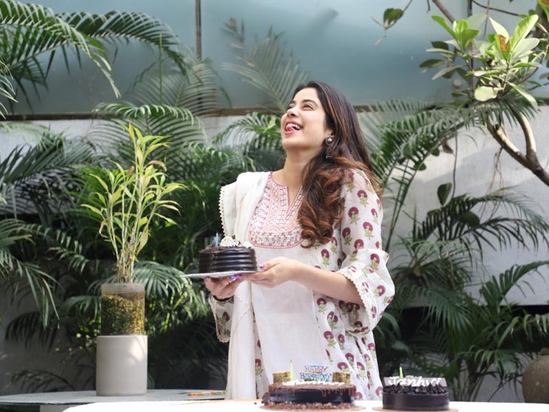 जान्हवी कपूर ने मीडिया के साथ मनाया अपना 23वां जन्मदिन