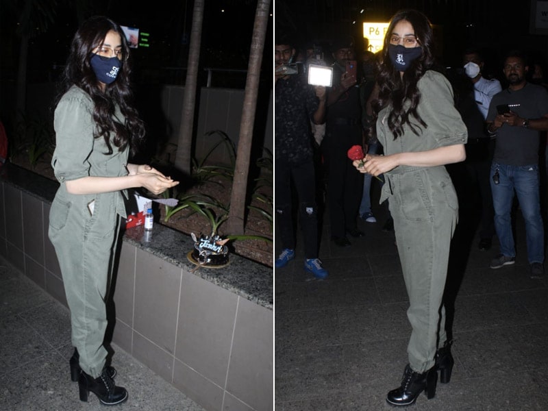 Photo : It Happened At The Airport: Janhvi Kapoor's Birthday Was Made Special