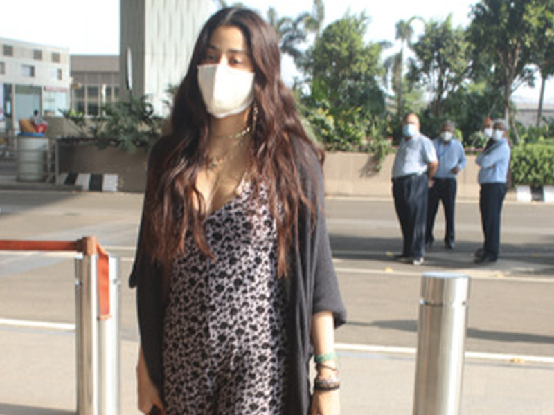 जान्हवी कपूर समेत इन स्टार्स को मुंबई एयरपोर्ट पर किया गया स्पॉट जान्हवी कपूर समेत इन स्टार्स को मुंबई एयरपोर्ट पर किया गया स्पॉट