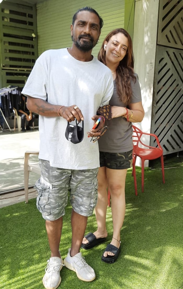 Choreographer Remo D\'Souza and his wife Lizelle posed happily for the shutterbugs.
