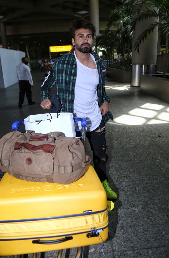 Janhvi Kapoor And Suniel Shetty\'s Uber-Cool Airport Looks Have Our Attention