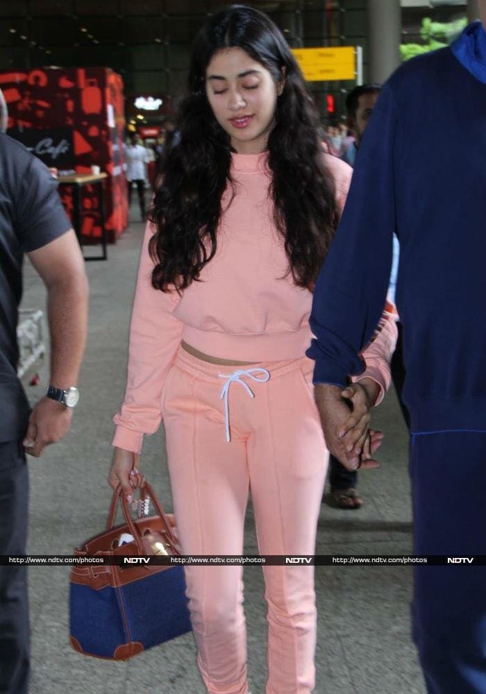 Want To Ace The Tracksuit Look? Learn From Janhvi And Khushi Kapoor