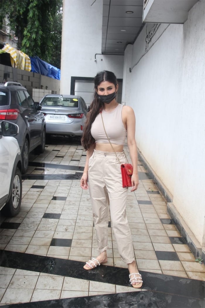 Mouni Roy looked pretty as she posed for the shutterbugs in Bandra.