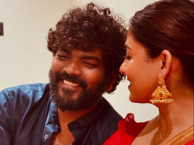 जवान फिल्म की एक्ट्रेस नयनतारा ने शेयर की 10 तस्वीरें, लाल साड़ी में फैंस का जीत लिया दिल जवान फिल्म की एक्ट्रेस नयनतारा ने शेयर की 10 तस्वीरें, लाल साड़ी में फैंस का जीत लिया दिल