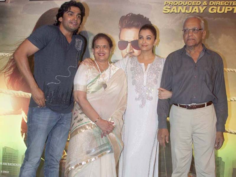 Aishwarya's Kodak Moment With Family at <i>Jazbaa</i> Screening Aishwarya's Kodak Moment With Family at <i>Jazbaa</i> Screening