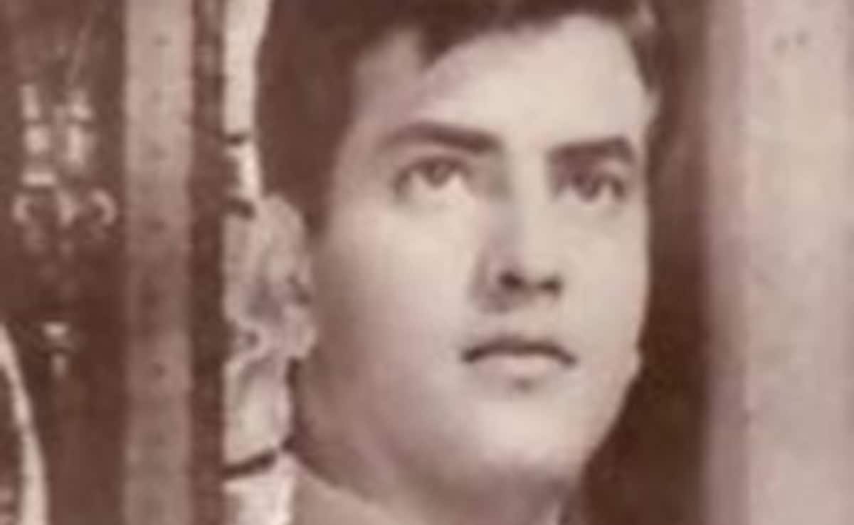 विनोद खन्ना- अमिताभ बच्चन के होते हुए ये एक्टर बना सुपरस्टार, कभी चॉल में बिताया बचपन, आज जुहू के 200 करोड़ के बंगले में है रहता 