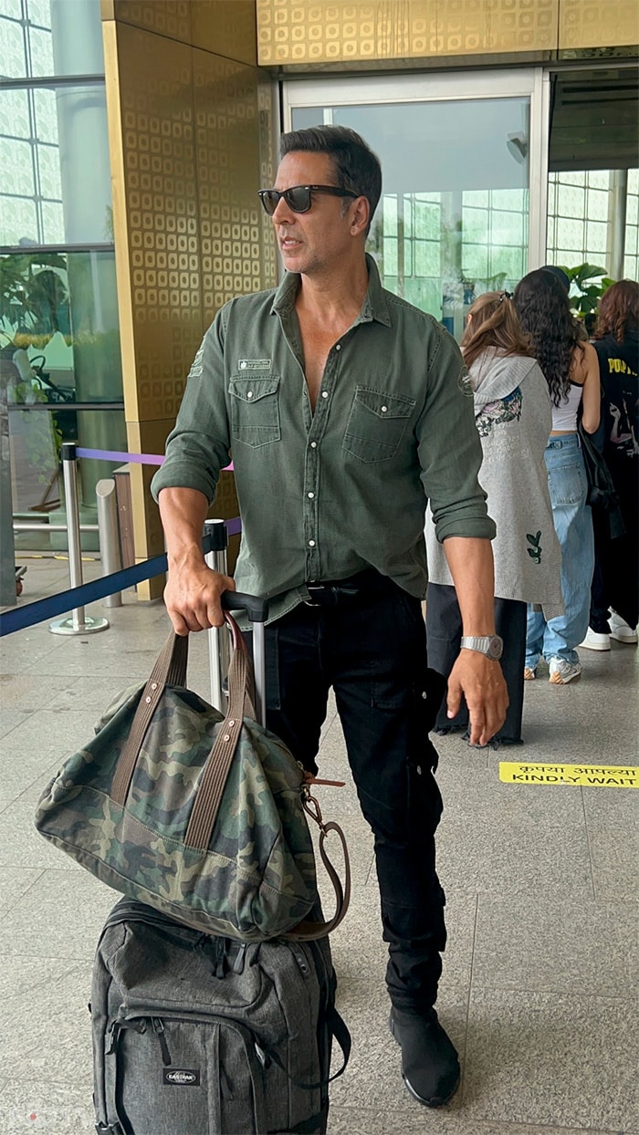 Akshay Kumar posed in style for the shutterbugs. (Image Courtesy: Varinder Chawla)