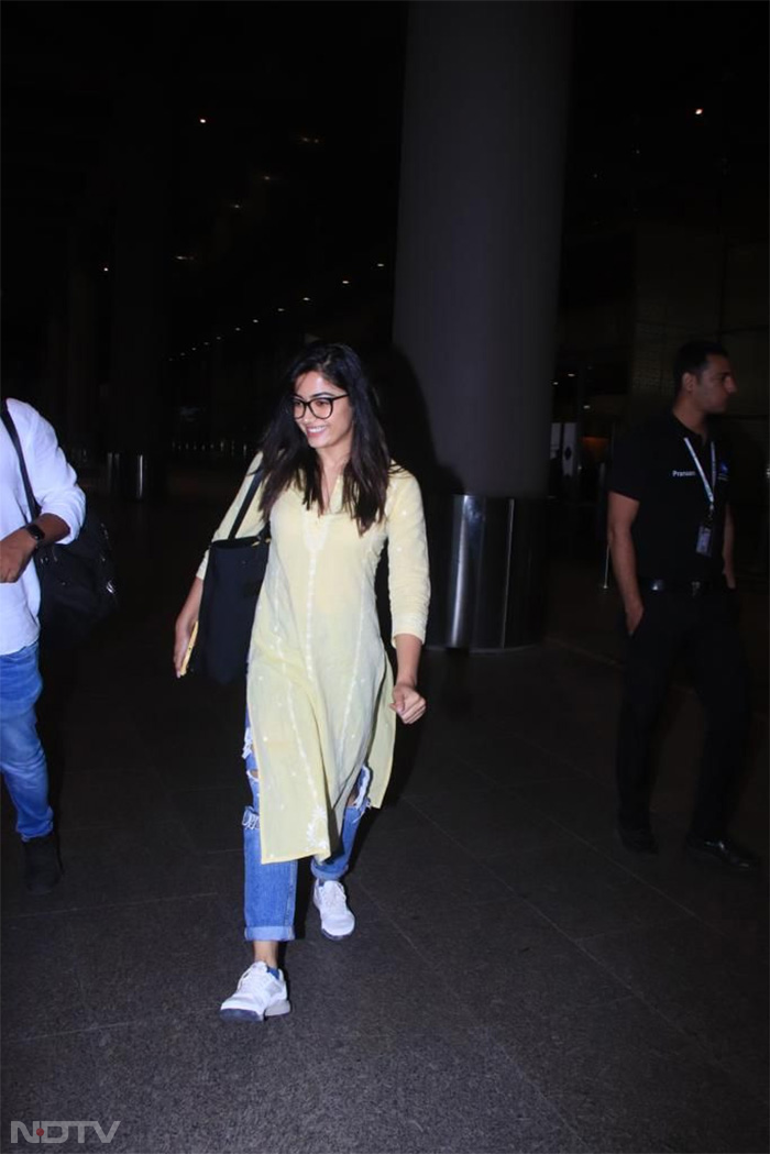 Rashmika Mandanna was seen smiling as she made her way out of the airport. (Image Courtesy: Varinder Chawla)