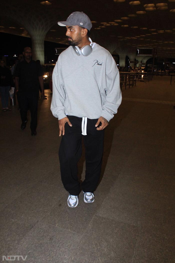 Jet, Set, Slay: Malaika Arora And Pooja Hegde\'s Airport Looks
