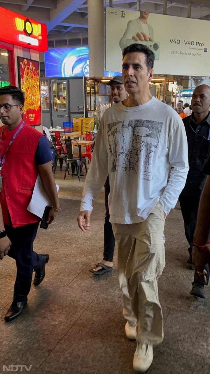 Akshay Kumar was pictured at the Mumbai airport. (Image Courtesy: Varinder Chawla)