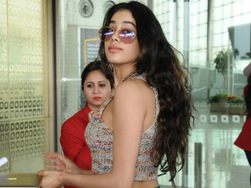 एयरपोर्ट पर दिखा जाहन्वी कपूर का हॉट स्टाइल.. एयरपोर्ट पर दिखा जाहन्वी कपूर का हॉट स्टाइल..