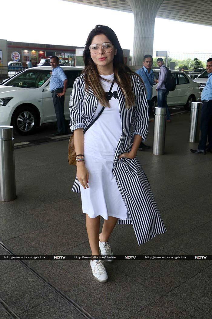 Hello There, Jhanvi Kapoor. So Chic At The Airport