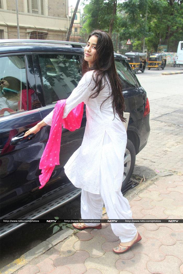 Jhanvi\'s Love For Dupattas Is All Of Us Actually