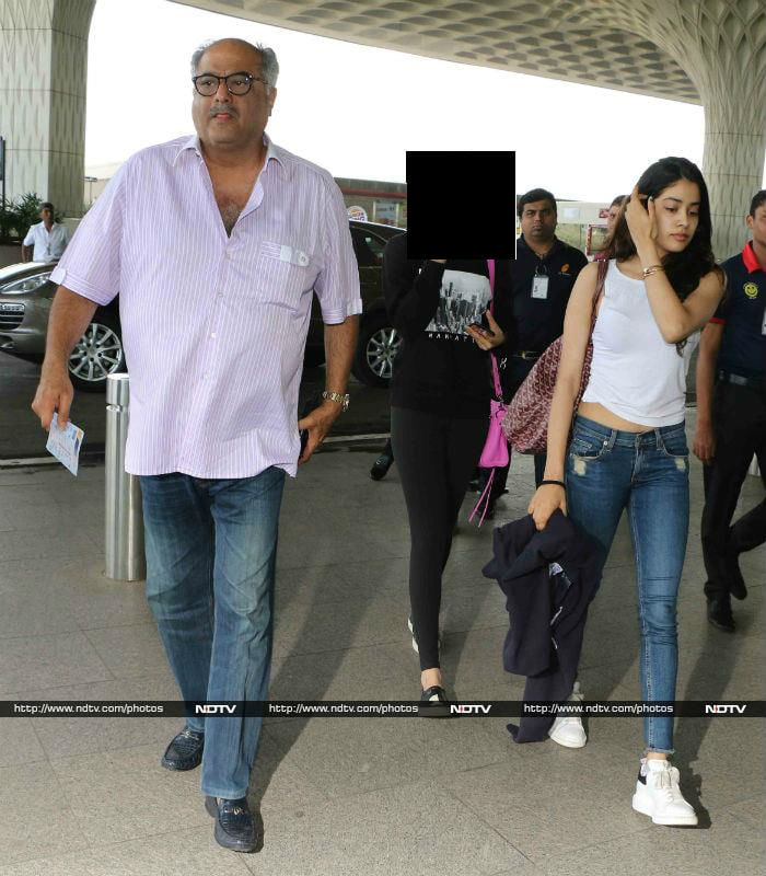 पापा बोनी कपूर और बहन खुशी के साथ एयरपोर्ट पर दिखीं जाह्नवी कपूर