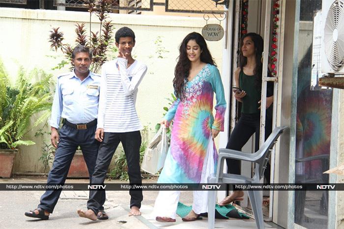 Jhanvi Kapoor, Spotted In A Colourful Mood
