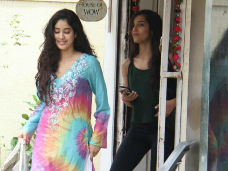 Photo : Jhanvi Kapoor, Spotted In A Colourful Mood