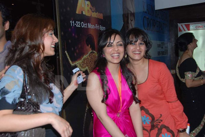 Pakhi laughs her heart out with <i>Jaane Tu Ya Jaane Na</i>'s Manjari Phandnis and Alishka Varde.