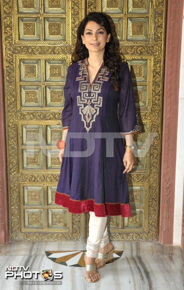 Juhi looked elegant in an anarkali. <br><bR>Coming up: Celebs at the Winter Festive Preview at Atosa