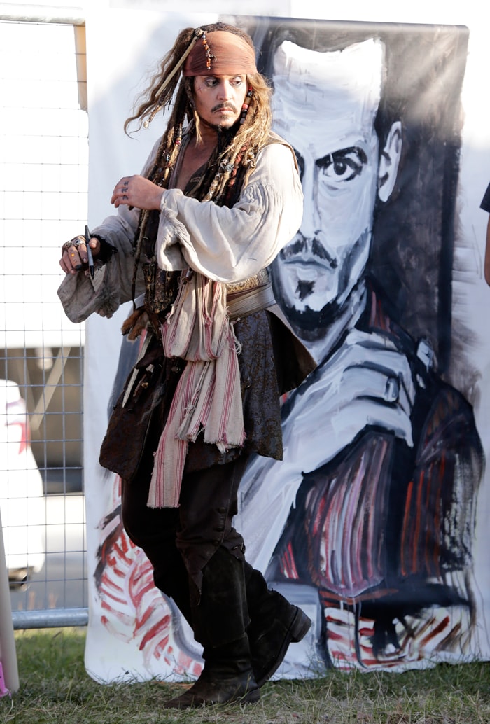 This Pirate\'s Got Swag: Captain Jack Sparrow\'s Selfie-Day Out With Fans