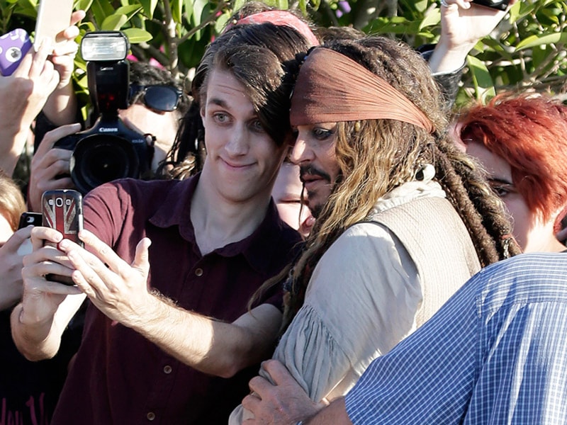Photo : This Pirate's Got Swag: Captain Jack Sparrow's Selfie-Day Out With Fans