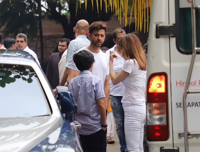 Hrithik Roshan performed the last rites of his grandfather veteran filmmaker J Om Prakash in Mumbai on Wednesday.