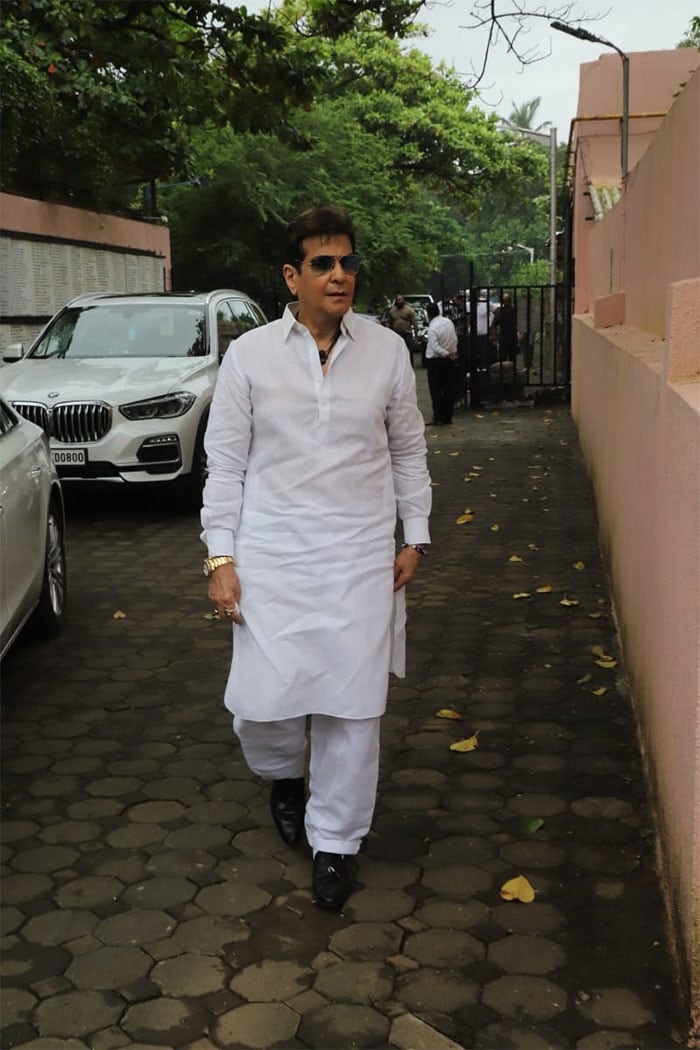 Jeetendra, who worked with the late filmmaker in films such as <I>Apnapan, Aasha, Apna Bana Lo, Arpan</i> and </I>Aadmi Khilona Hai</i>, bid a final goodbye to the filmmaker.