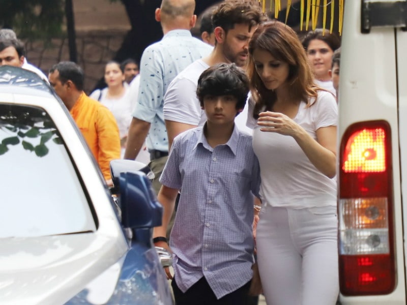 Photo : With Sussanne By His Side, Hrithik Pays Final Respects To Grandfather J Om Prakash