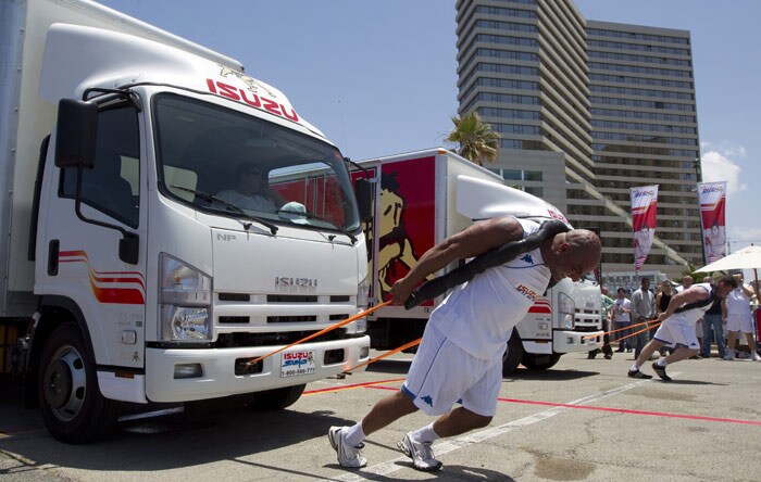 Israeli competitors perform the 'Truck Pull', a test of endurance in which the challenger pulls a 7.5 tone truck over a 30 meters course, on June 8, 2010 in the coastal city of Tel Aviv. (Photo: AFP)