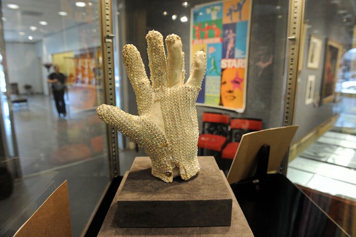 A white rhinestone spandex glove used in the late 1970's by pop star Michael Jackson (estimated price of $14,000-$16,000), is on display at a preview of Bonhams & Butterfields 'Legends and Goddesses' entertainment memorabilia auction, on June 11, 2010 in Los Angeles. (Photo: AFP)