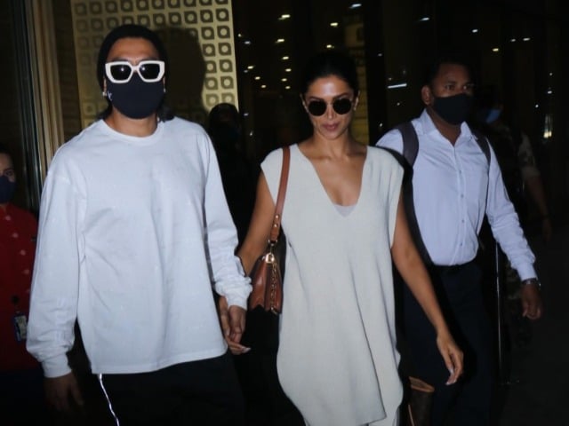 Photo : Just Deepika And Ranveer Holding Hands At The Airport, As They Do