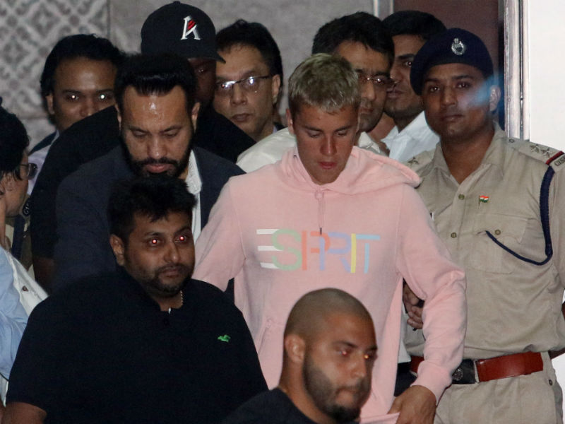 मुंबई पहुंचे जस्टिन बीबर, कॉन्सर्ट आज शाम को... मुंबई पहुंचे जस्टिन बीबर, कॉन्सर्ट आज शाम को...