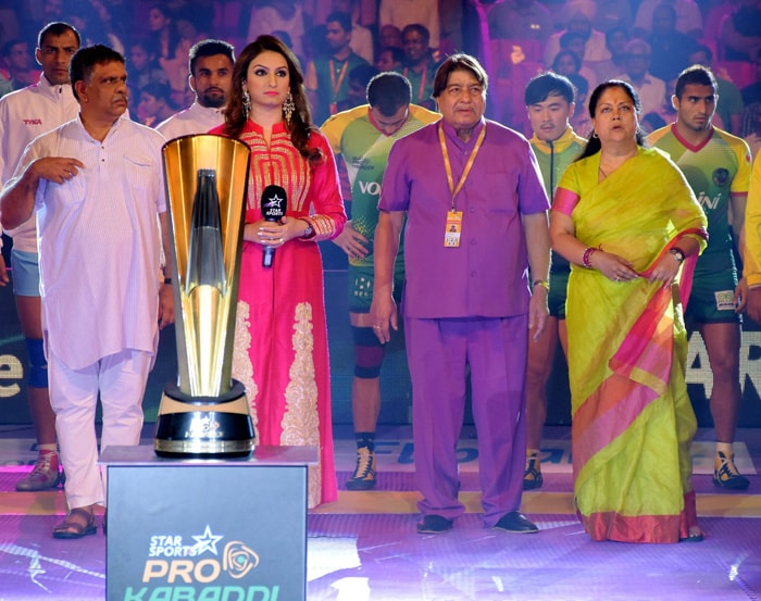 Aishwarya, Abhishek Cheer for the Pink Panthers. Once Again
