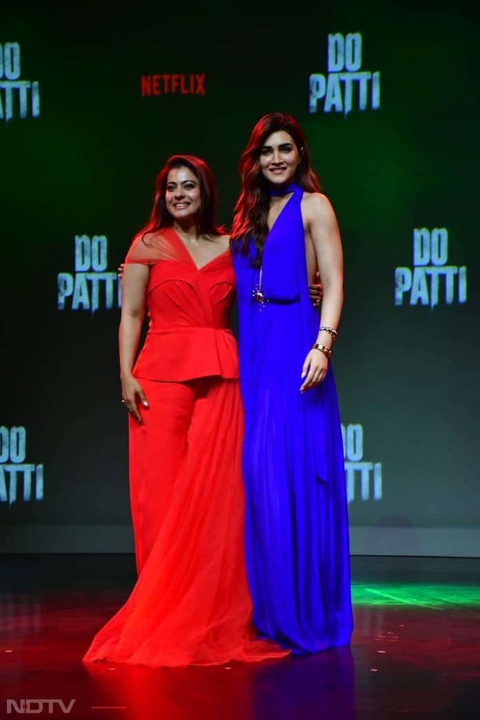 Kriti Sanon and Kajol posed together for the shutterbugs. (Image Courtesy: Varinder Chawla)