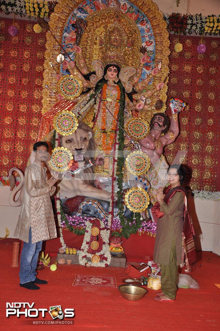 <i>Durga Puja</i> revelries: Rituparna Sengupta, Dona Ganguly