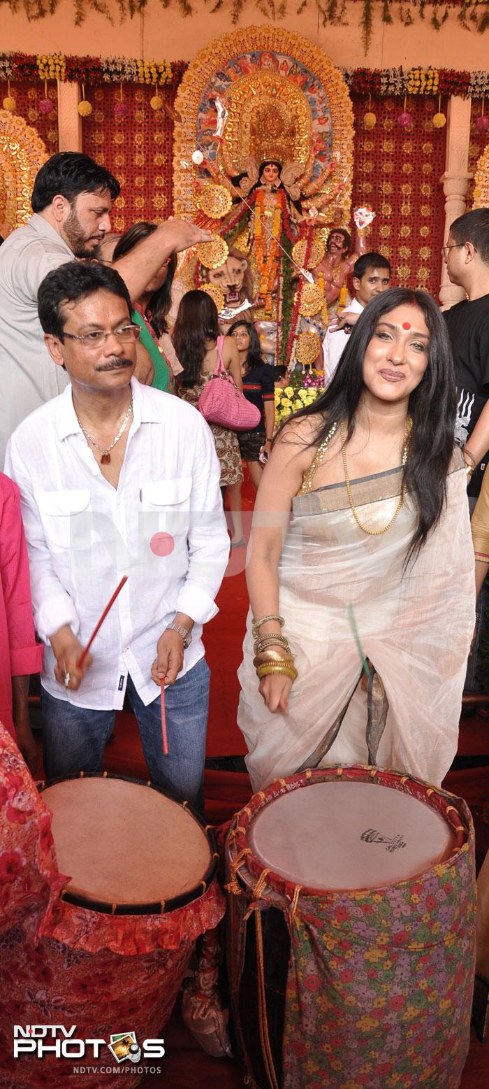 <i>Durga Puja</i> revelries: Rituparna Sengupta, Dona Ganguly