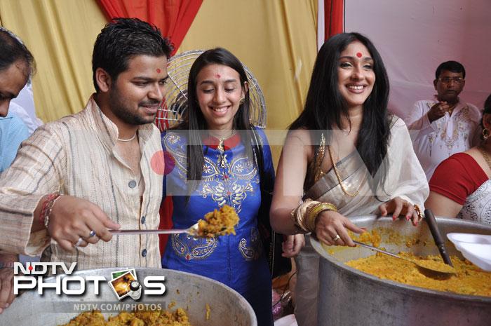 <i>Durga Puja</i> revelries: Rituparna Sengupta, Dona Ganguly