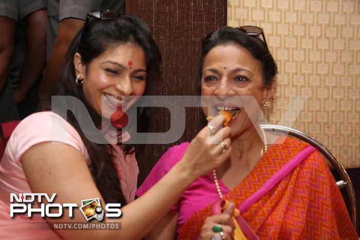 Kajol, Tanisha, Tanuja celebrate <i>Durga Puja</i>