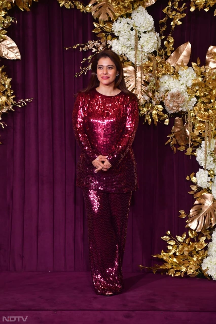 Kajol added bling to the party (Image Courtesy: Varinder Chawla)