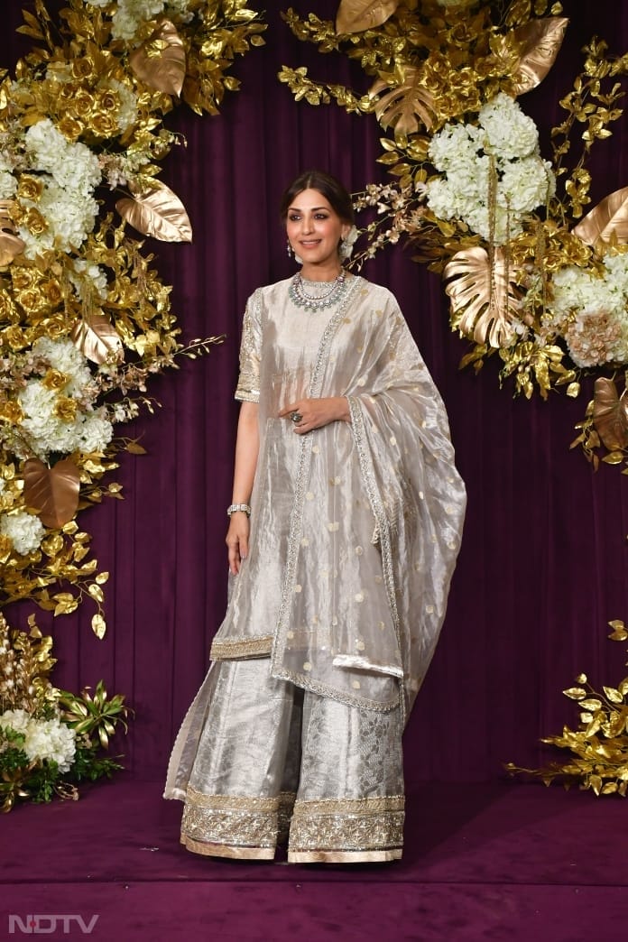 Sonali Bendre flashed her best smile for the cameras (Image Courtesy: Varinder Chawla)