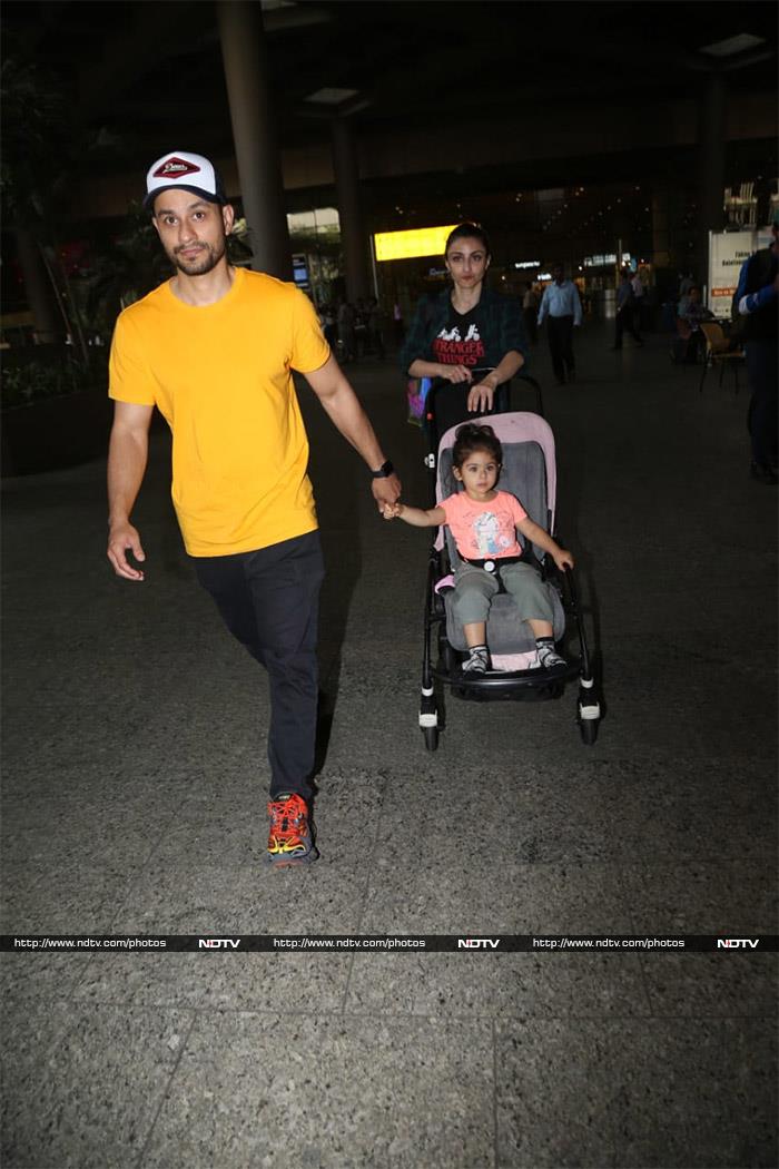 मुंबई एयरपोर्ट पर एक साथ नजर आए अजय देवगन और काजोल