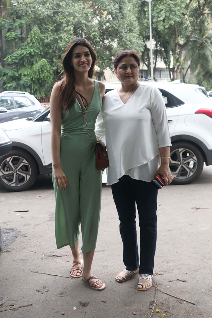 Kajol And Kriti Sanon\'s Mother\'s Day Out