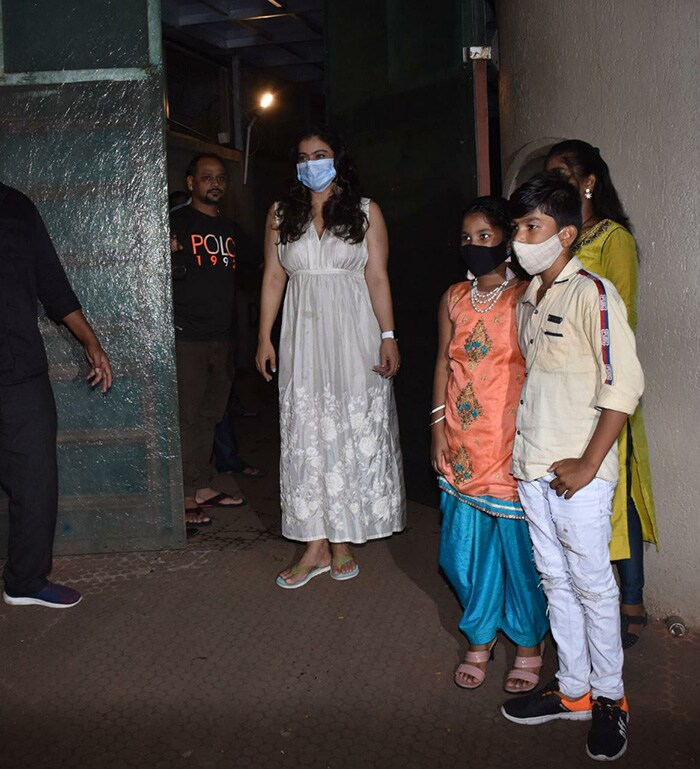 On the evening of Kajol's birthday, the actress greeted a bunch of fans outside her home in Mumbai.